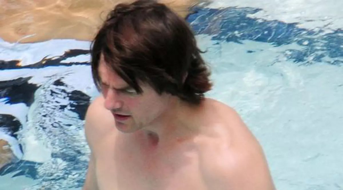 Îți vine să crezi? Apa din piscina în care Tom Cruise a înotat a fost scoasă la licitație
