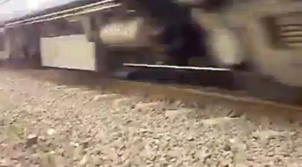 DE NECREZUT! Uite cum a trecut trenul peste el și a scăpat fără o zgârietură! VIDEO