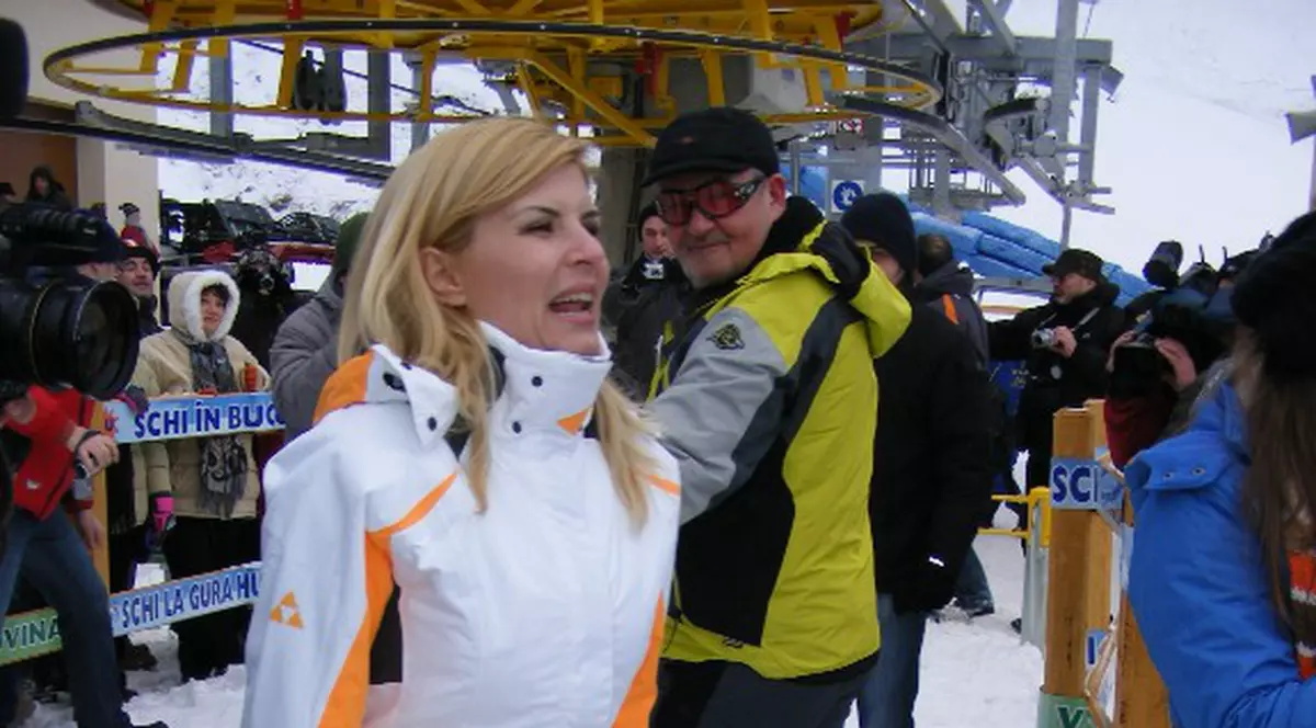 Elena Udrea, fidelă cizmelor de firmă. Vezi cât costă încălţările ministrului! FOTO