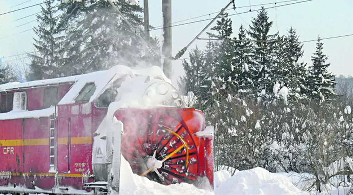 Uite ce «sculă» face lună şinele!