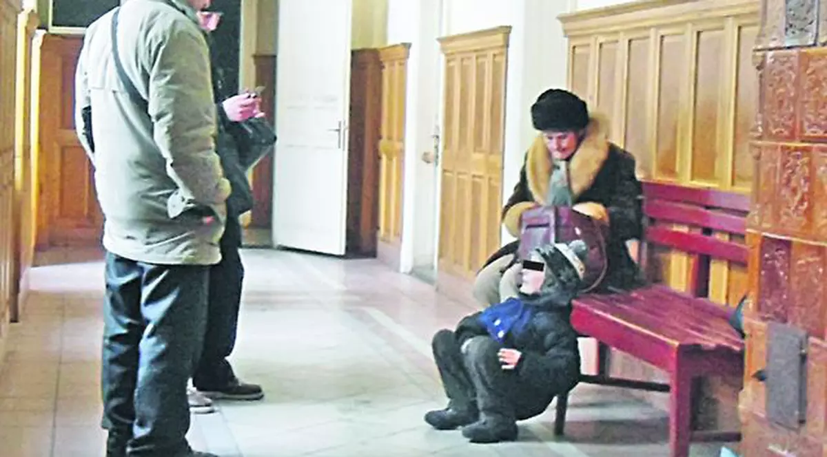 După ce şi-a văzut mama şi apoi bunica murind, un băieţel este purtat acum prin tribunale