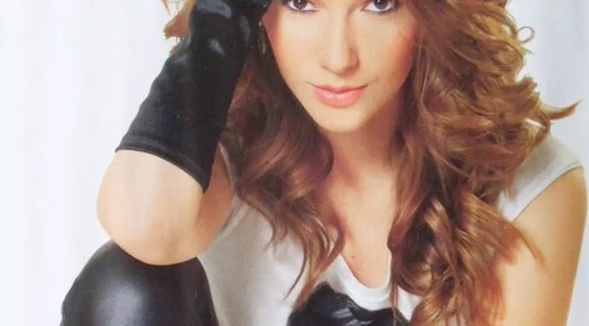 Adela Popescu îşi face singură costumele de scenă