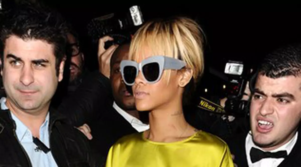 La soare se poate uita, dar la rochia ei, ba! Așa că Rihanna și-a luat măsuri de protecție! FOTO