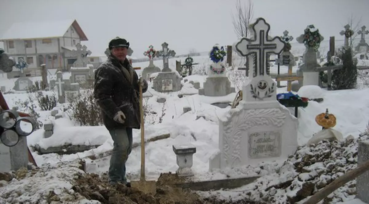 Pe gerul ăsta, sapă două zile pentru o groapă în cimitir!