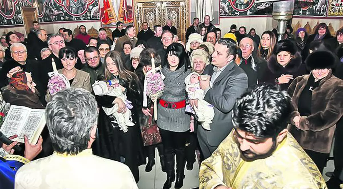 Stareţa cu gemene şi-a botezat  ieri fetiţele