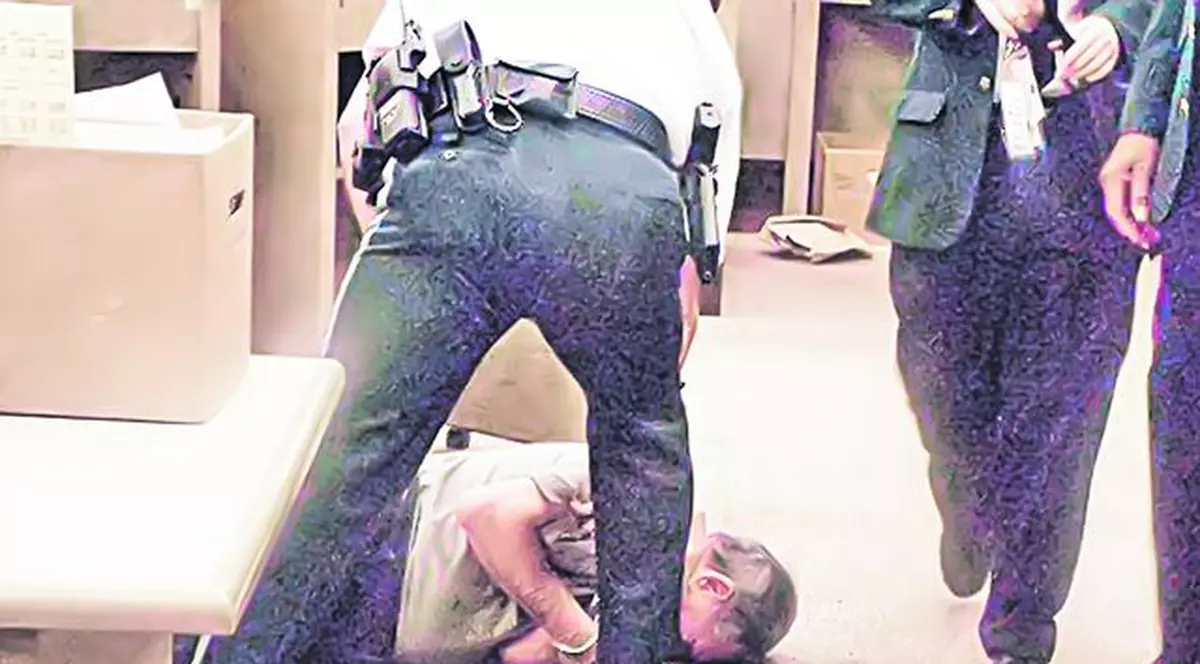 De frica puşcăriei, s-a prefăcut că bea otravă