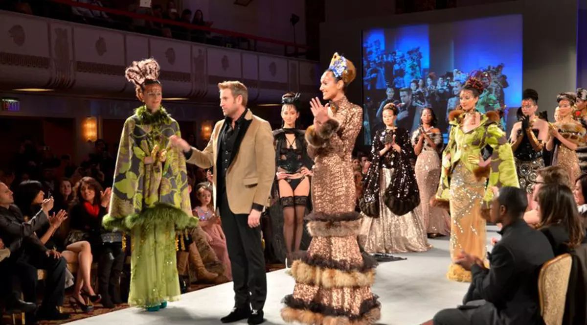 Cătălin Botezatu a dus România pe marile podiumuri de modă de la Paris şi New York. Designerul, aplaudat de 7000 de oameni