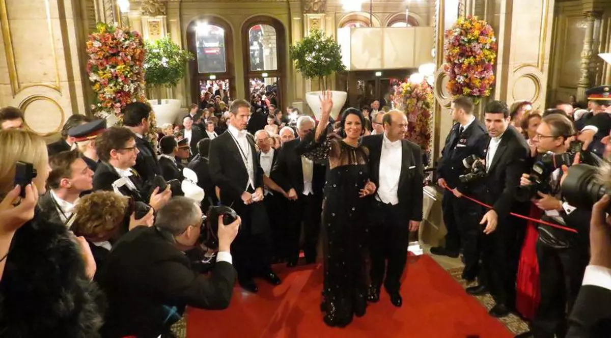 Angela Gheorghiu, în rochiile lui Cătălin Botezatu la Balul Operei din Viena!
