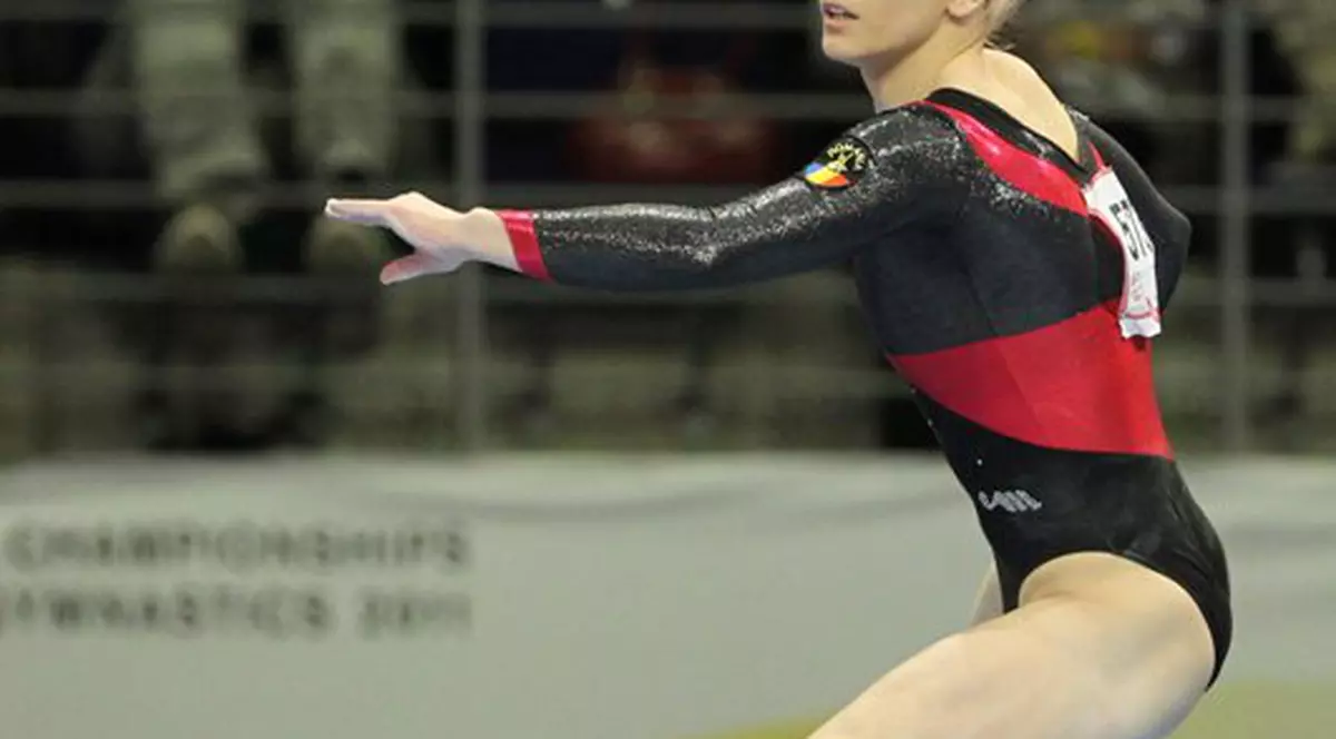 EXCLUSIV/ Gimnasta Sandra Izbaşa are leziune la ligamentele genunchiului stâng şi e în pericol să rateze Olimpiada!