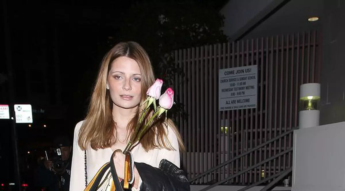Mischa Barton, ecologistă? Uite cum adună gunoaiele de pe stradă! FOTO