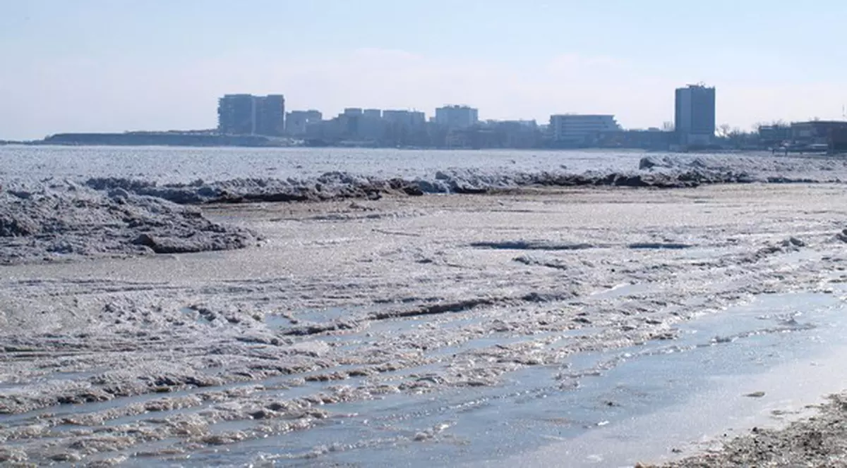 Modă nouă la Constanţa: oamenii se plimbă pe marea îngheţată! | FOTO