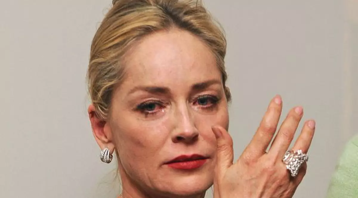 Sharon Stone plânge în hohote. Vezi de ce!