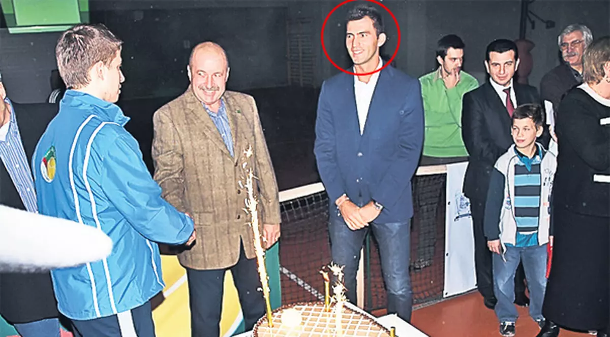 Tecău a primit tort sub formă de rachetă de tenis