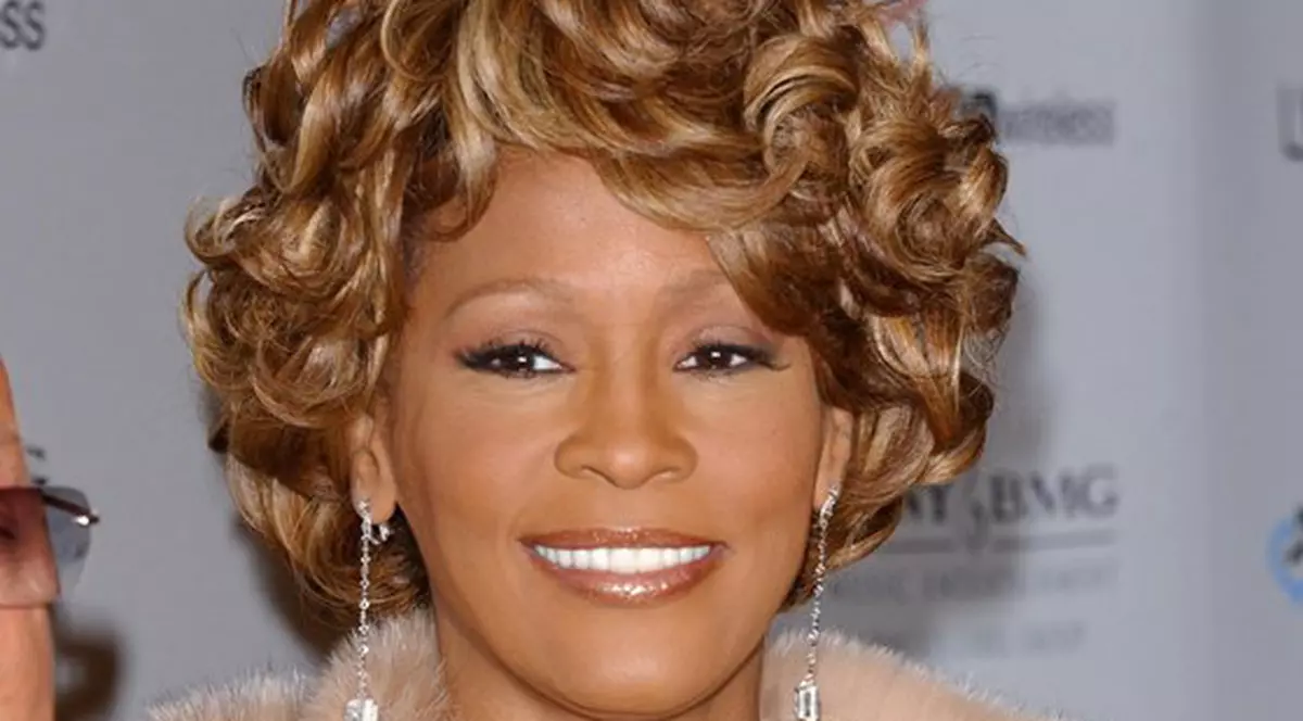 Mai mult de 1.500 de oameni au participat la funeraliile lui Whitney Houston