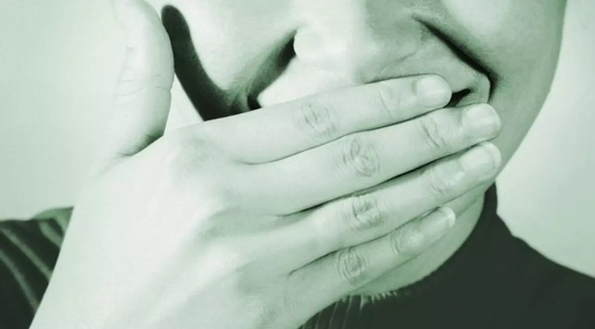 Iată câteva remedii naturiste pentru tratarea aftelor bucale!