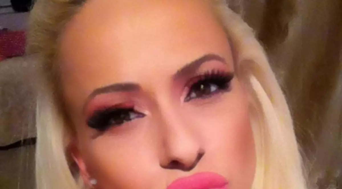 Anda Adam, răpusă de genele false, pozează ca o piţipoancă 