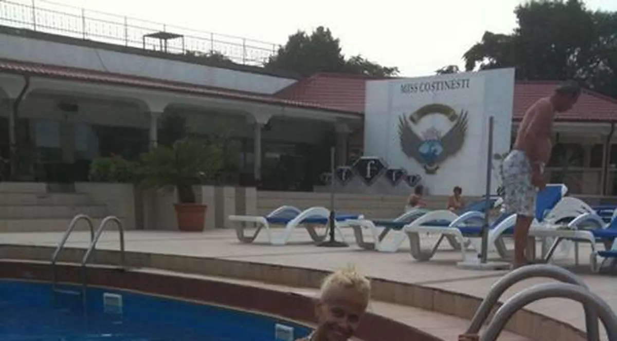 Anda Adam tânjeşte rrrău după soare! De dor de vară, ne aminteşte cum arăta în costum de baie. Hot sau nu?