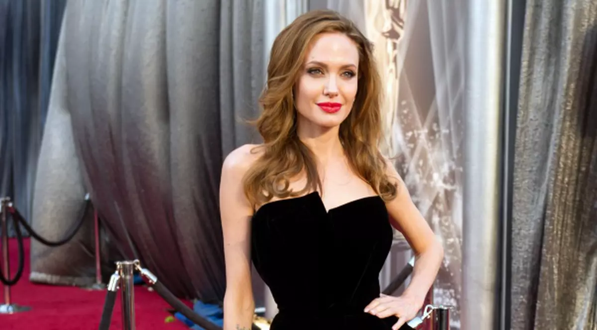 Angelina Jolie, făcută praf de "poliţista modei", Joan Rivers : "Arată de parcă ar fi scăpat de la Auschwitz"
