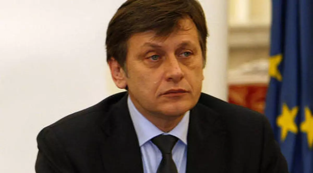 Cele mai tari sloganuri ”la mişto” pentru Crin Antonescu