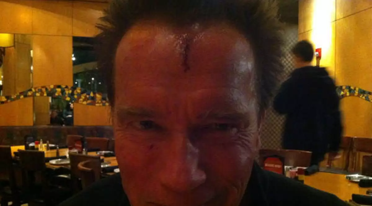 Prieteni buni în viaţa reală, legendarii actori Arnold Schwarzenegger şi Sylvester Stallone nu se despart nici la spital