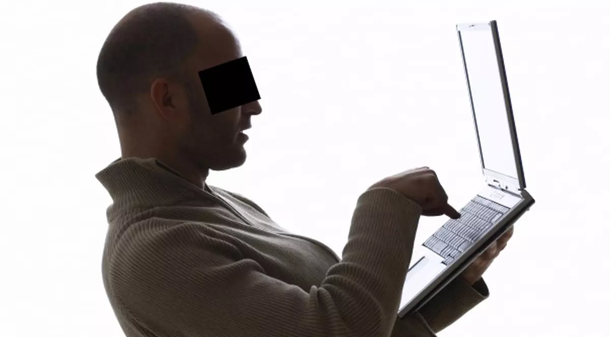 Un presupus preot, acuzat că agaţă bărbaţi pe internet! Vezi ce le cerea!