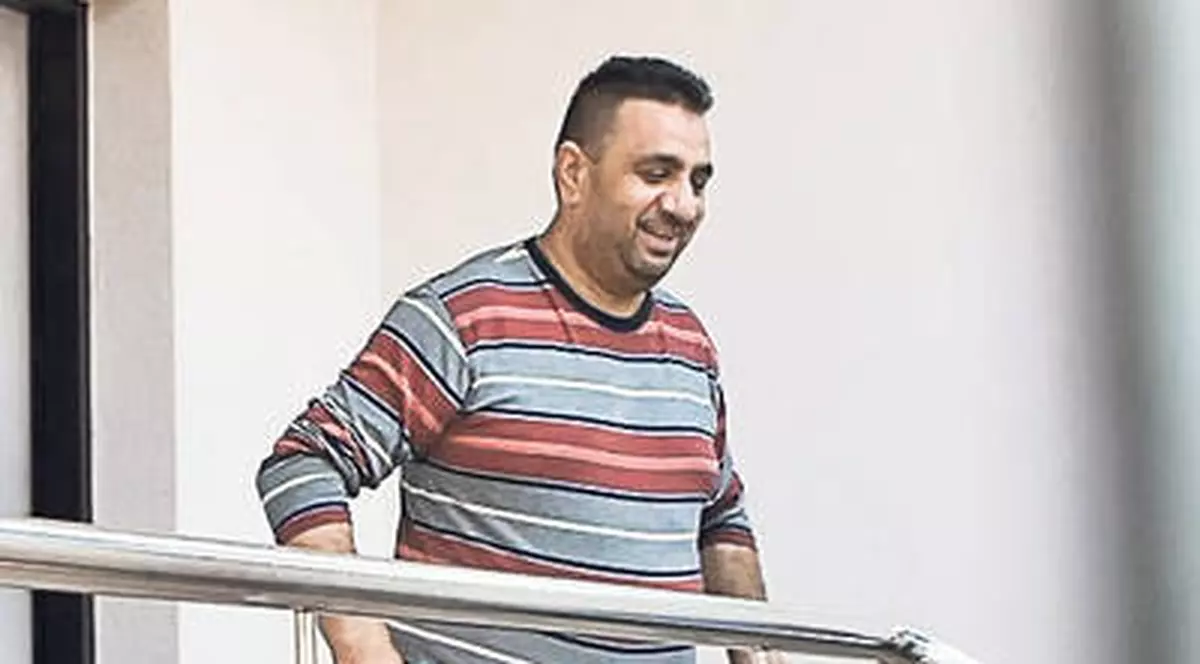 Bercea Mondial, operat cu gardianul lângă el