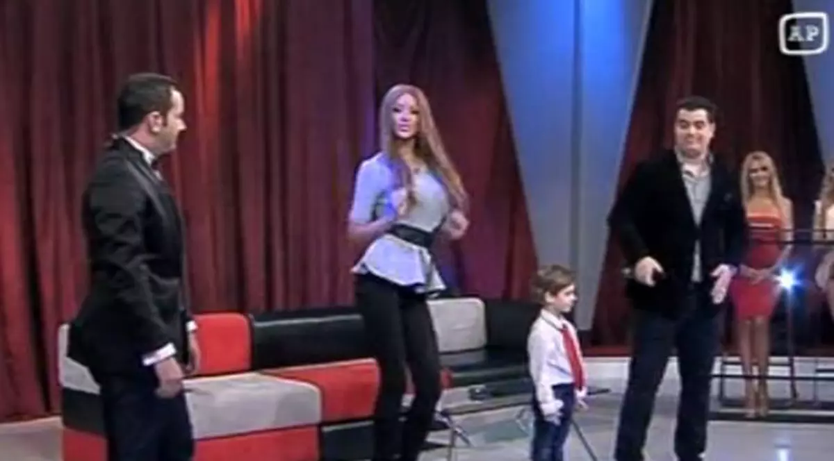 Bianca Drăgușanu, ce-ți place să te maimuțărești! Uite cum dansează pe melodia "Ai Se Eu Te Pego" | VIDEO