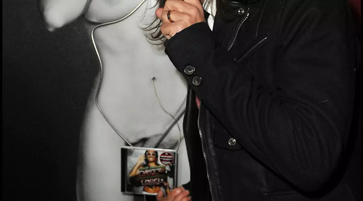 CE PERVERS! Ce caută un DJ celebru cu mâinile la ”păsărica” unui manechin de carton | FOTO