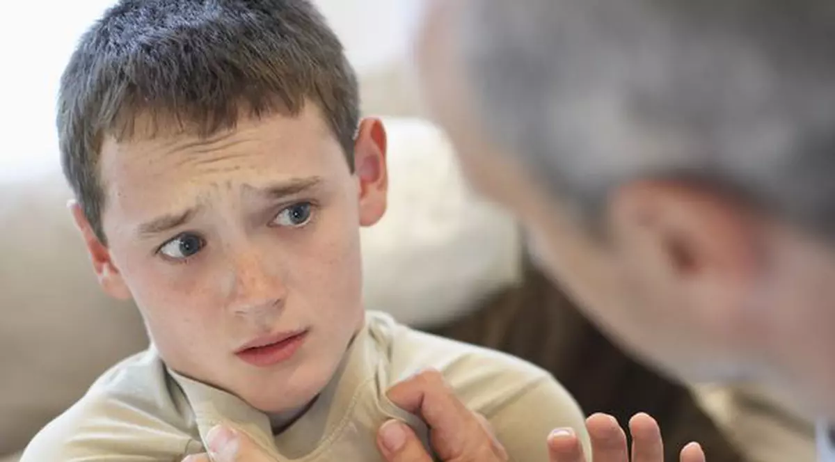 Ce MONSTRU! Un profesor pedofil îi punea pe copii să bea spermă cu linguriţa şi le punea gândaci pe faţă