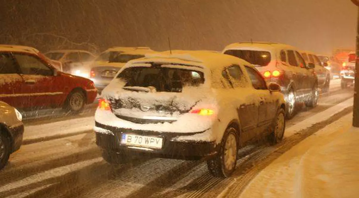 INFOTRAFIC: Se circulă greu pe numeroase artere din țară. A2 și 51 de drumuri naționale, blocate