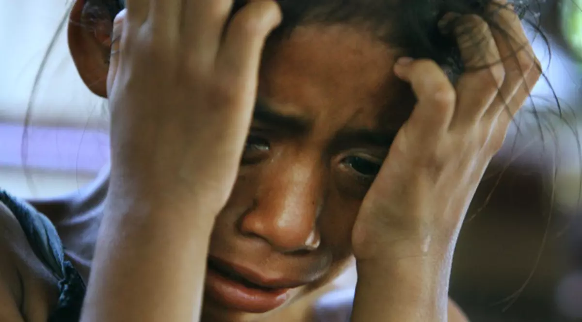 Obligată să-şi mănânce fecalele şi să vomite la comandă! Povestea şocantă a unei adolescente!