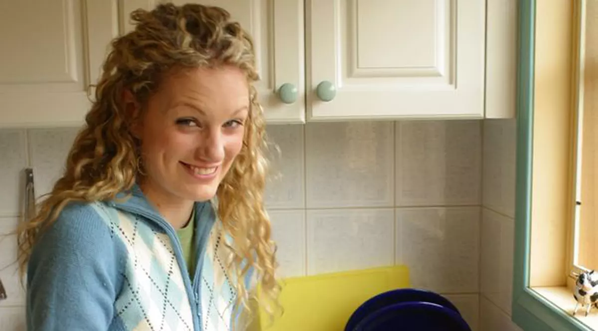 DEPENDENȚĂ CIUDATĂ! O tânără a mâncat 4.000 de bureți de vase și 100 de săpunuri