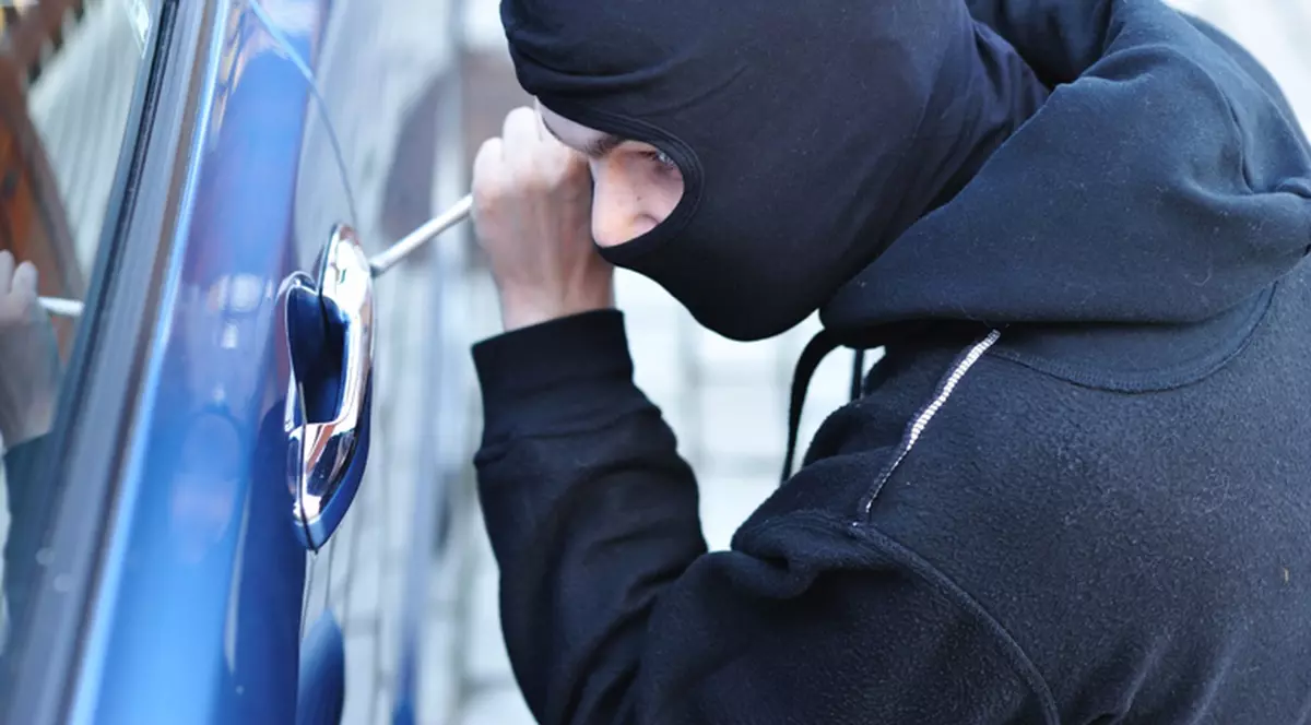 Urmărit naţional, prins când fura maşini Dacia pentru fier vechi