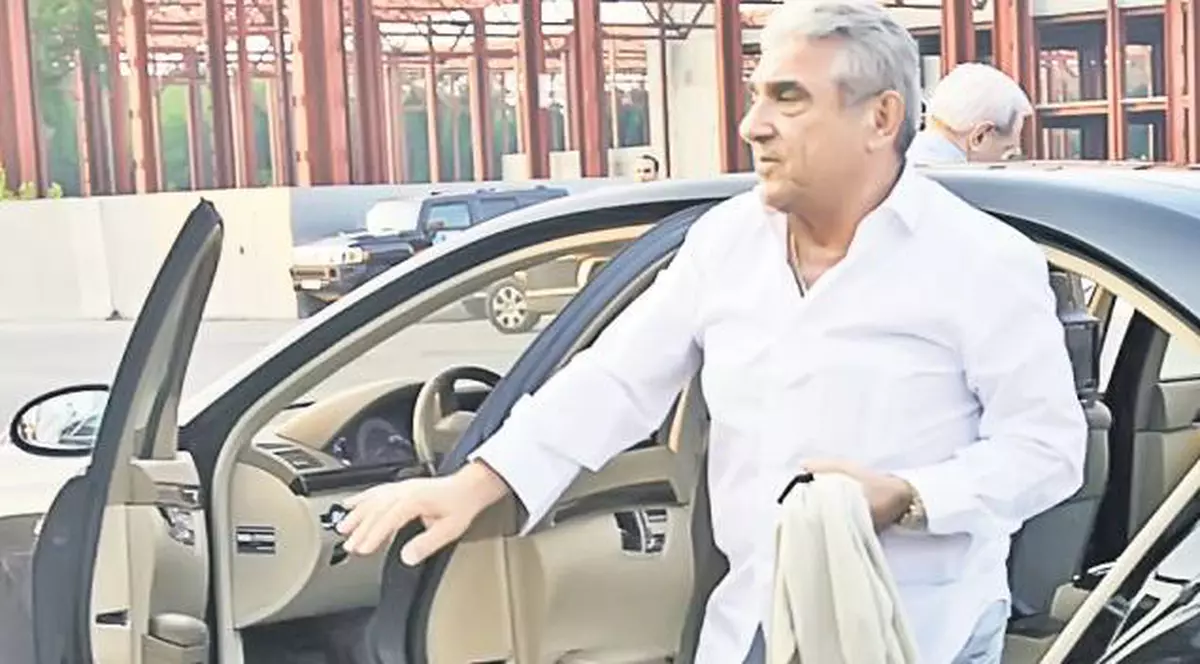 VIDEO UPDATE | Giovani Becali, criză de nervi la tribunal. L-au calmat Borcea şi apariţia jandarmilor 