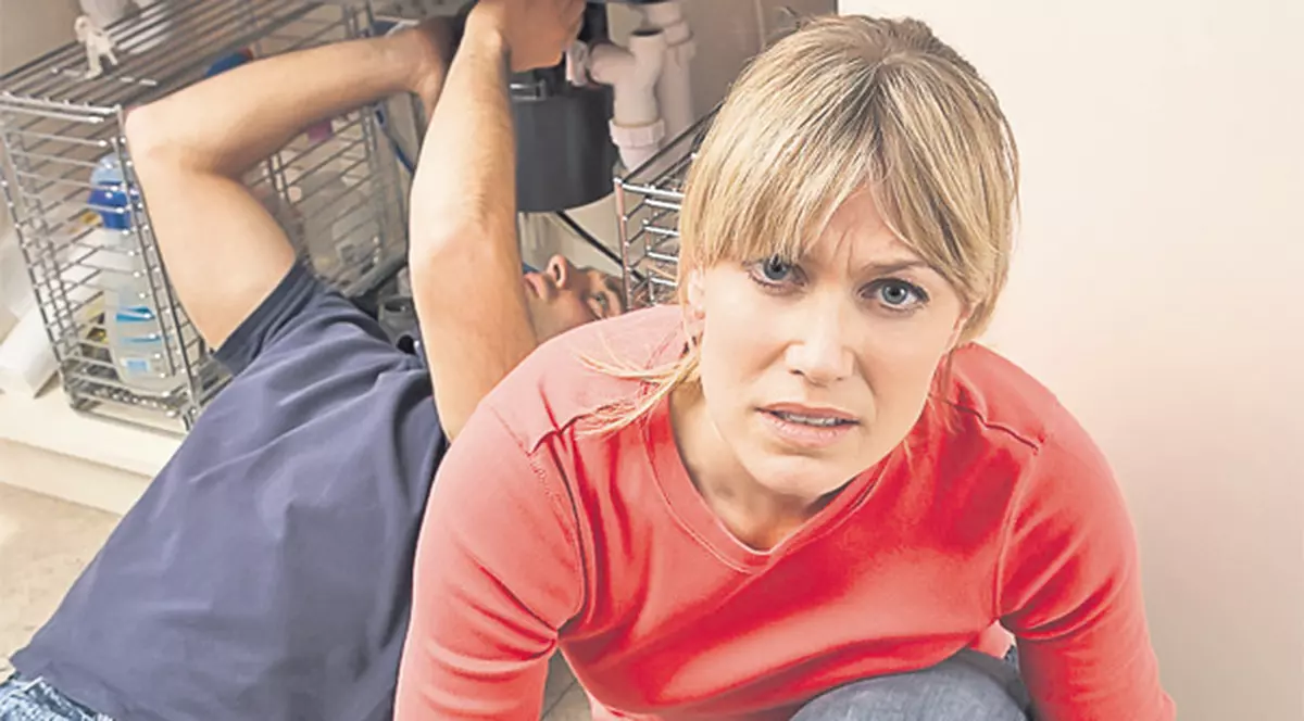 Te-ai trezit cu apartamentul plin de apă? Vezi cine plăteşte reparaţiile!