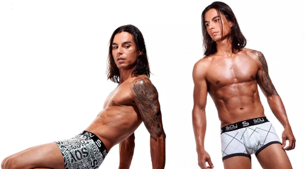 Julio Iglesias junior, cântăreţ mediocru, dar fotomodel de succes | FOTO