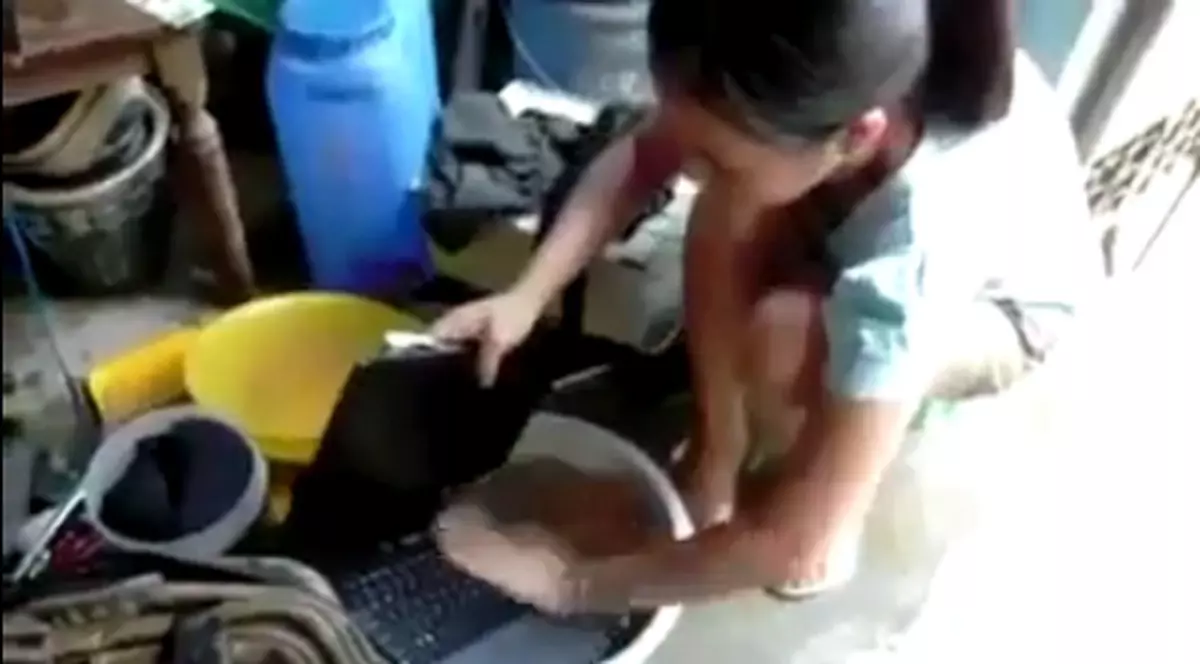 Uite cum îşi spală laptopul în găleată! | VIDEO