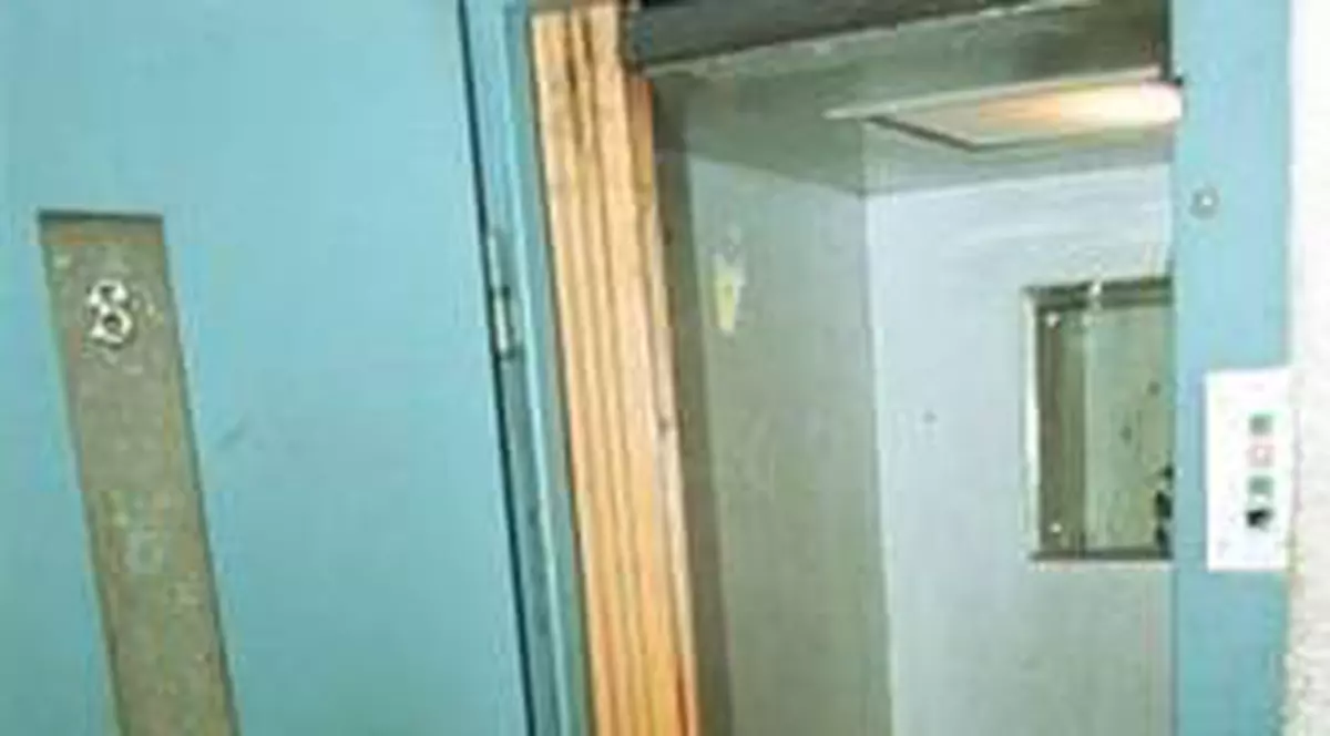 Liftul unui spital din Cluj-Napoca s-a prăbușit | Două persoane erau în interior