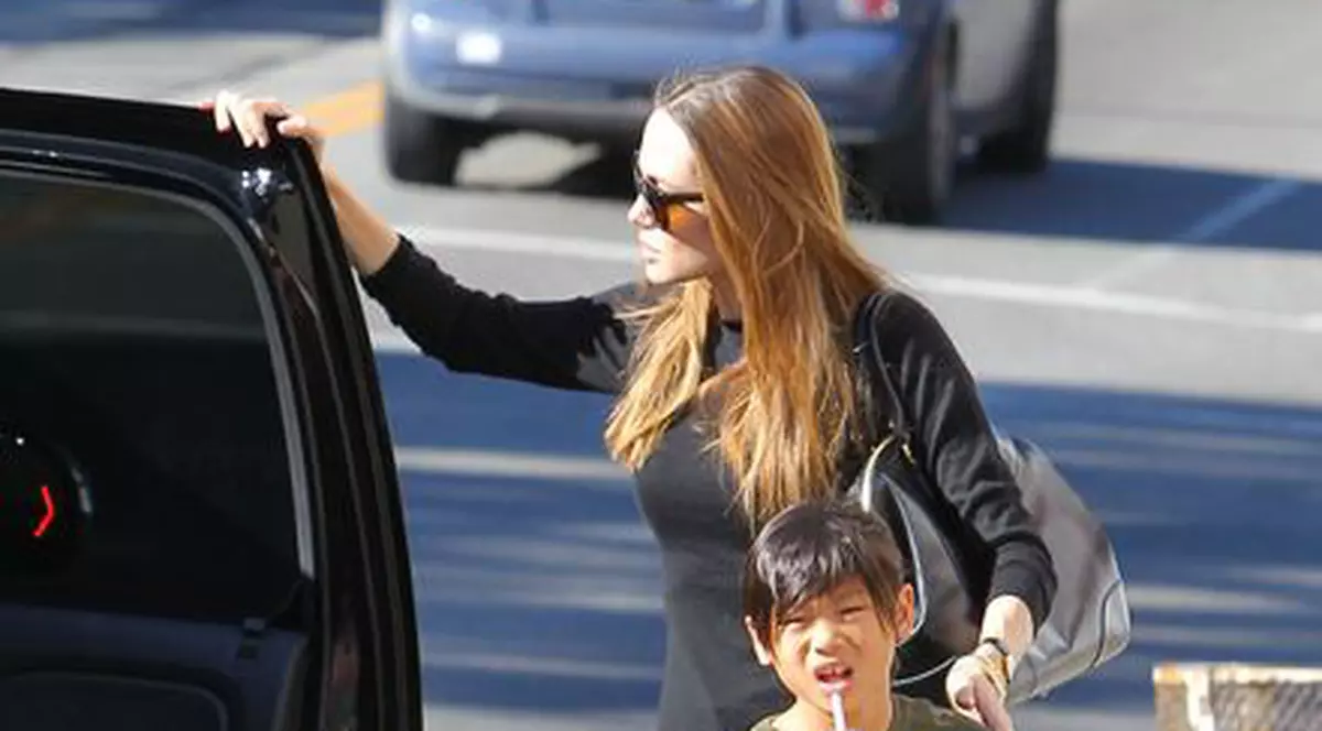 Maddox, fiul cel mare al Angelinei Jolie, ia lecţii de pilotaj