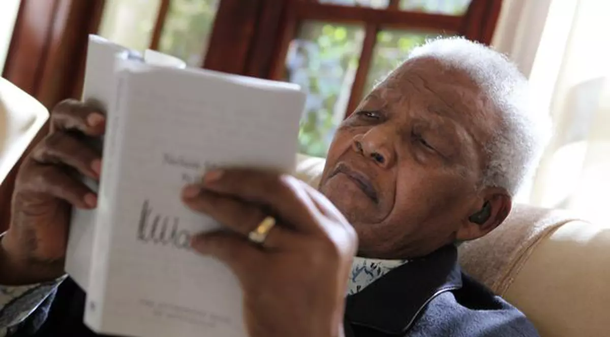 Nelson Mandela a fost spitalizat