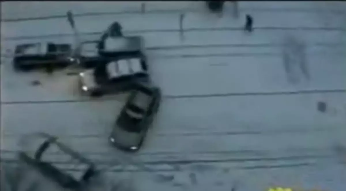 Uite cum dansează maşinile după o ploaie îngheţată!