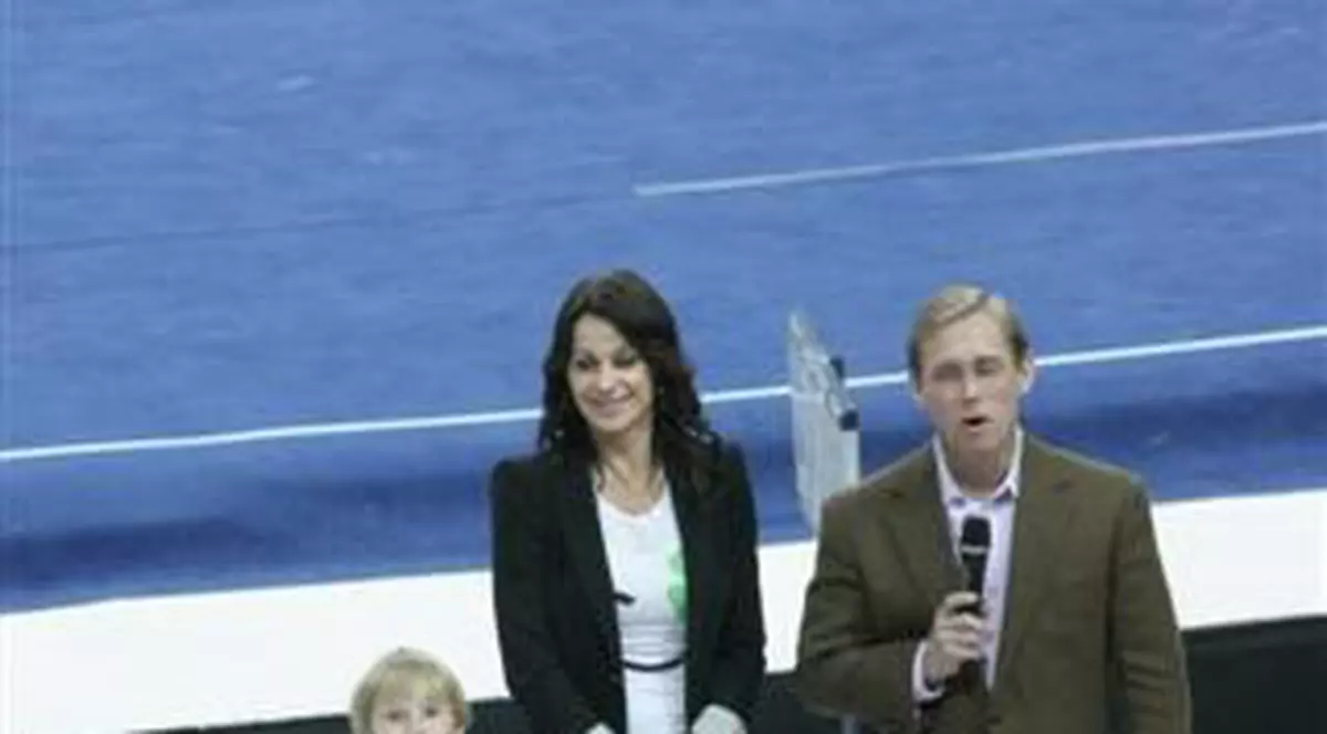 Dylan Paul, băieţelul Nadiei Comăneci şi al lui Bart Conner a oferit tricouri chiar la competiţia de gimnastică denumită sugestiv Nadia Comăneci