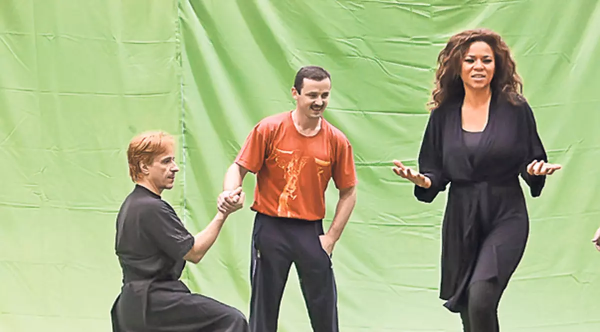 Marius Urzică a intrat în lumea teatrului, fiind distribuit alături de Nadine și de Claudiu Bleonț | FOTO