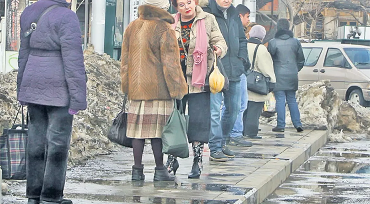 Stela Popescu, cu cizme înflorate la piaţă