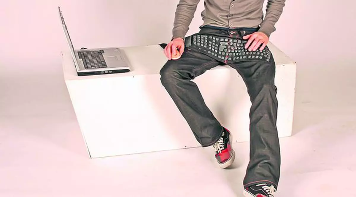 Pantalonii cu tastatură, ultima fiţă