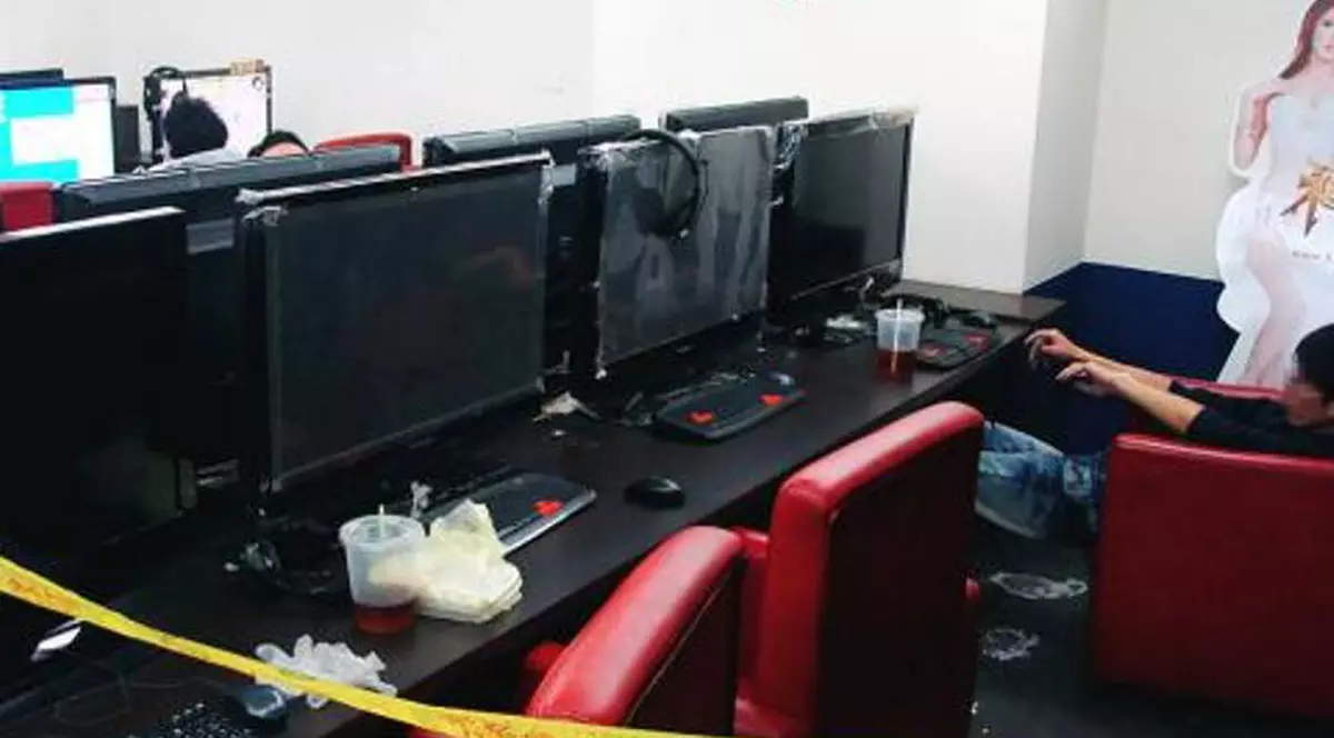 Incredibil! Un tânăr a murit într-un internet cafe şi nimeni nu a observat, timp de 9 ore
