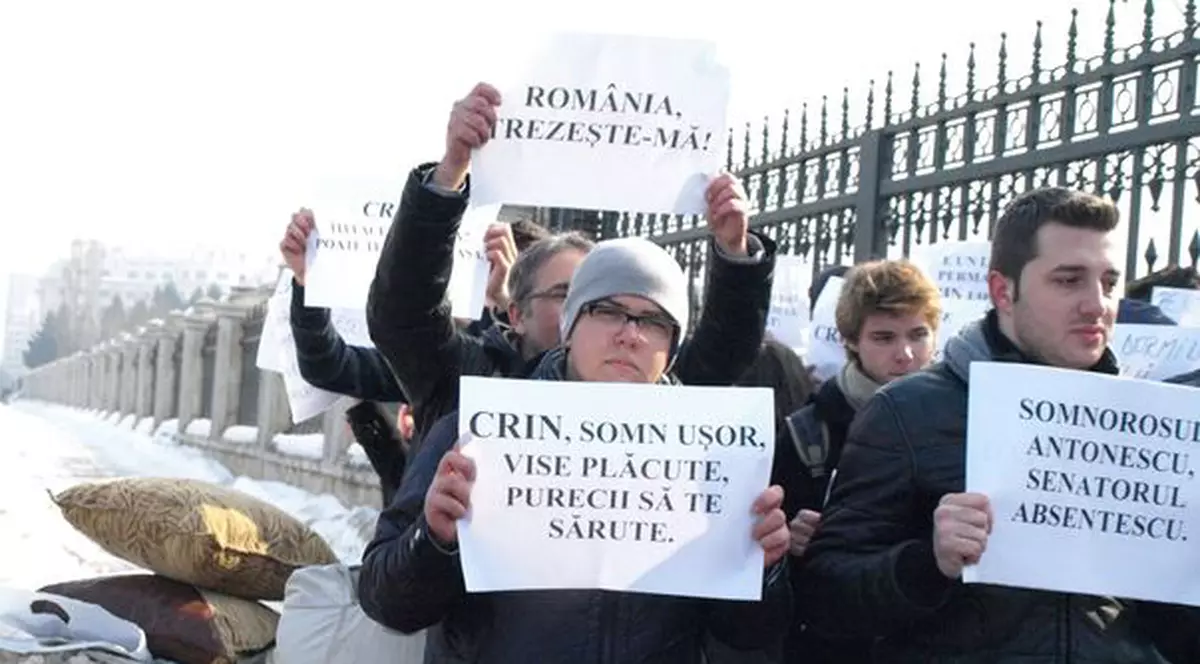 "Crin, somn uşor, vise plăcute, puricii să te sărute". Vezi ce i-au pregătit tinerii PDL liderului liberal la Parlament!