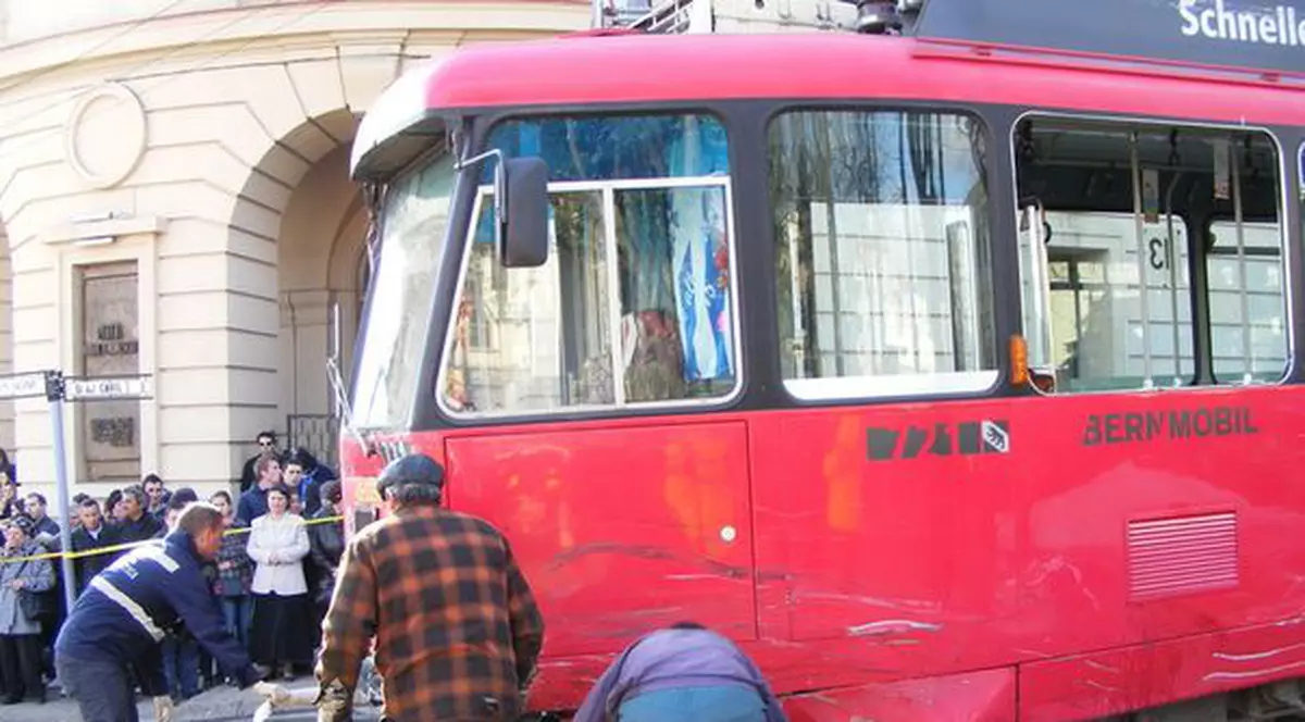 Un vatman a fost găsit spânzurat de bara metalică din tramvai