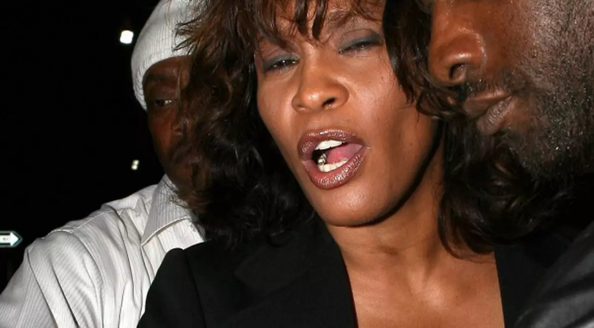 Whitney Houston, vizitată de Satana: "Diavolul mă bate şi îmi învineţeşte picioarele!"