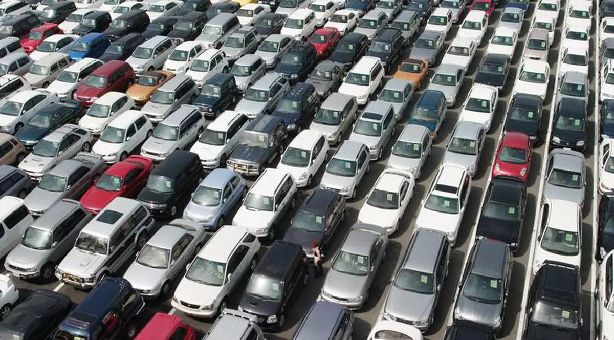 Se iau măsuri pentru schimbarea legii. Șmecherii care dau înapoi  kilometrajul mașinilor trebuie să răspundă penal